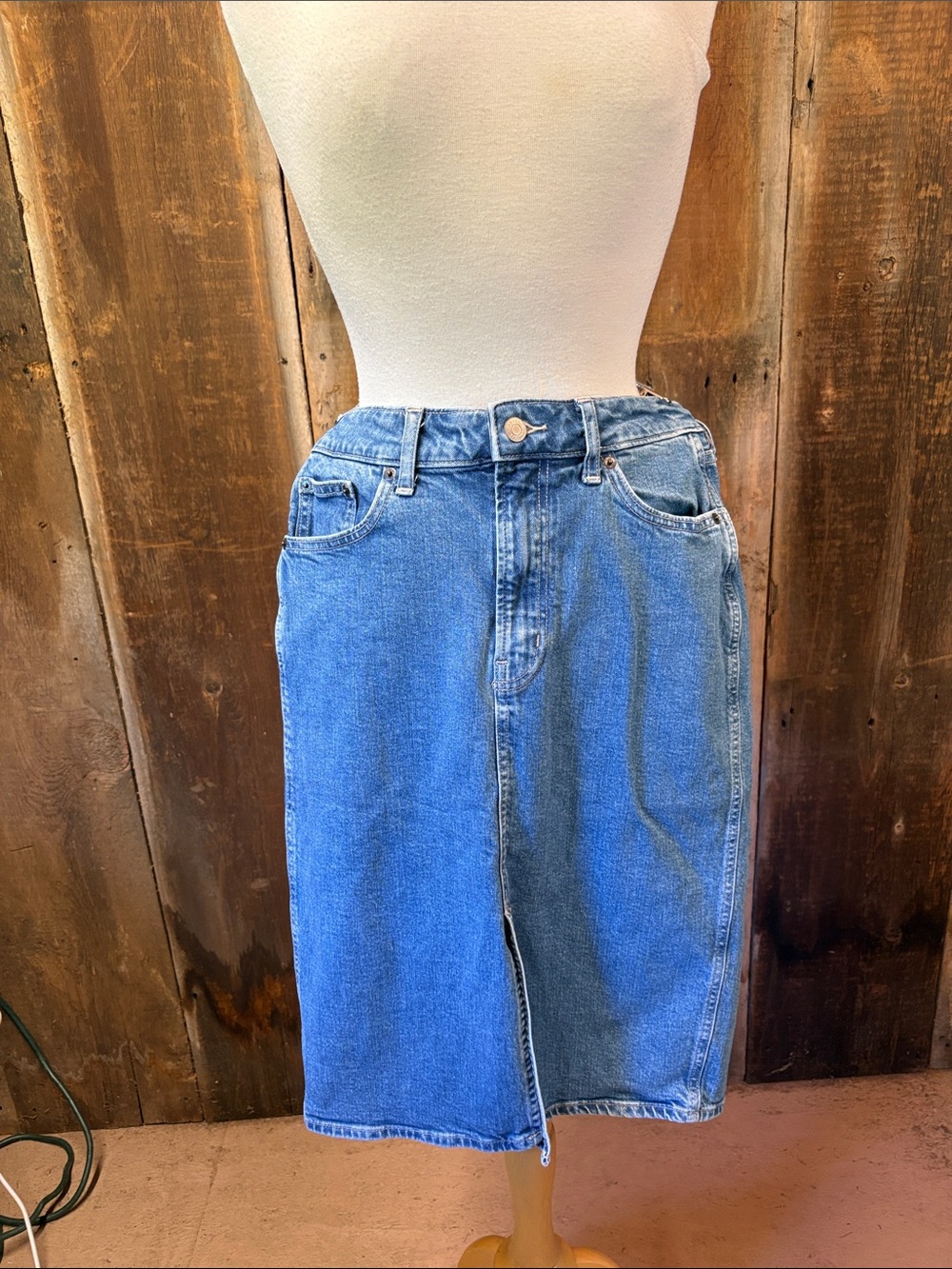 Gap denim knee length midi denim skirt Size 6 Fall Staple Capsule Wardrobe